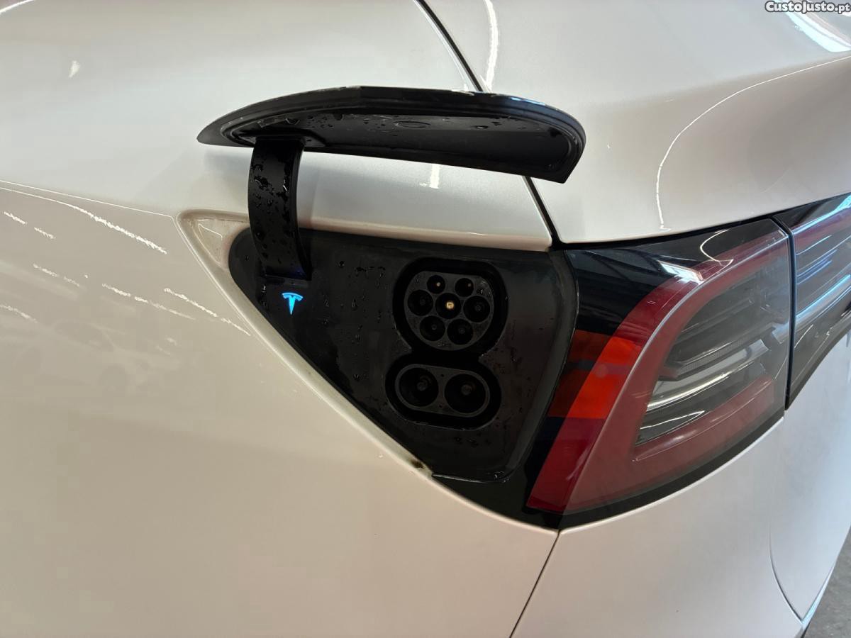 Tesla Model Y Standard RWD — fotografia 3