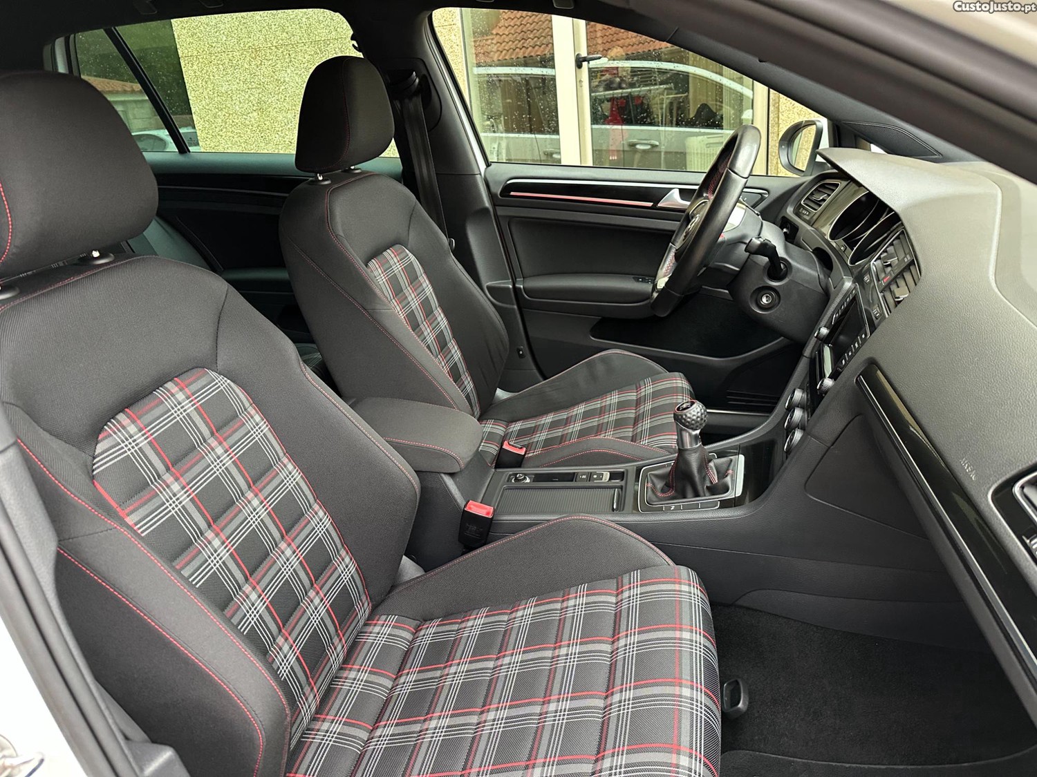 Volkswagen Golf 2.0 TSi GTi — fotografia 3