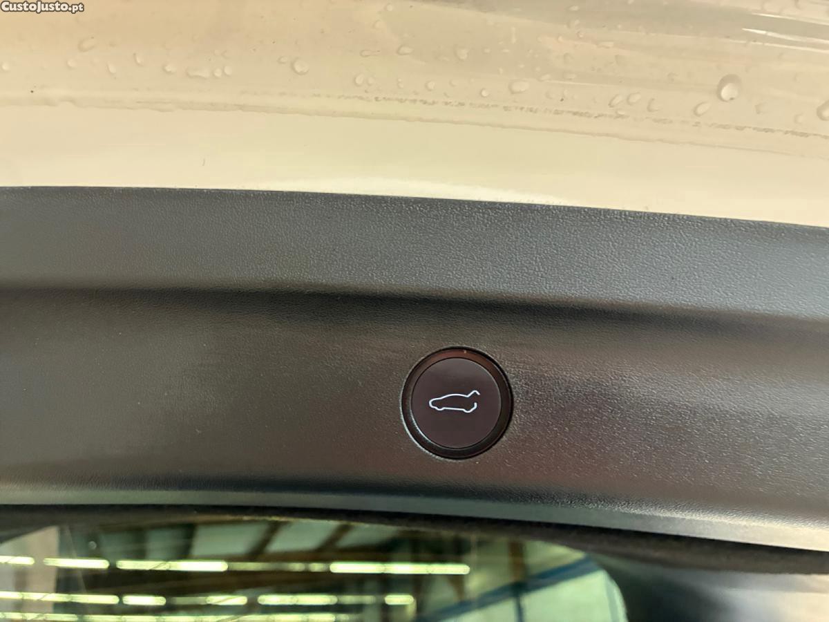 Tesla Model Y Standard RWD — fotografia 4