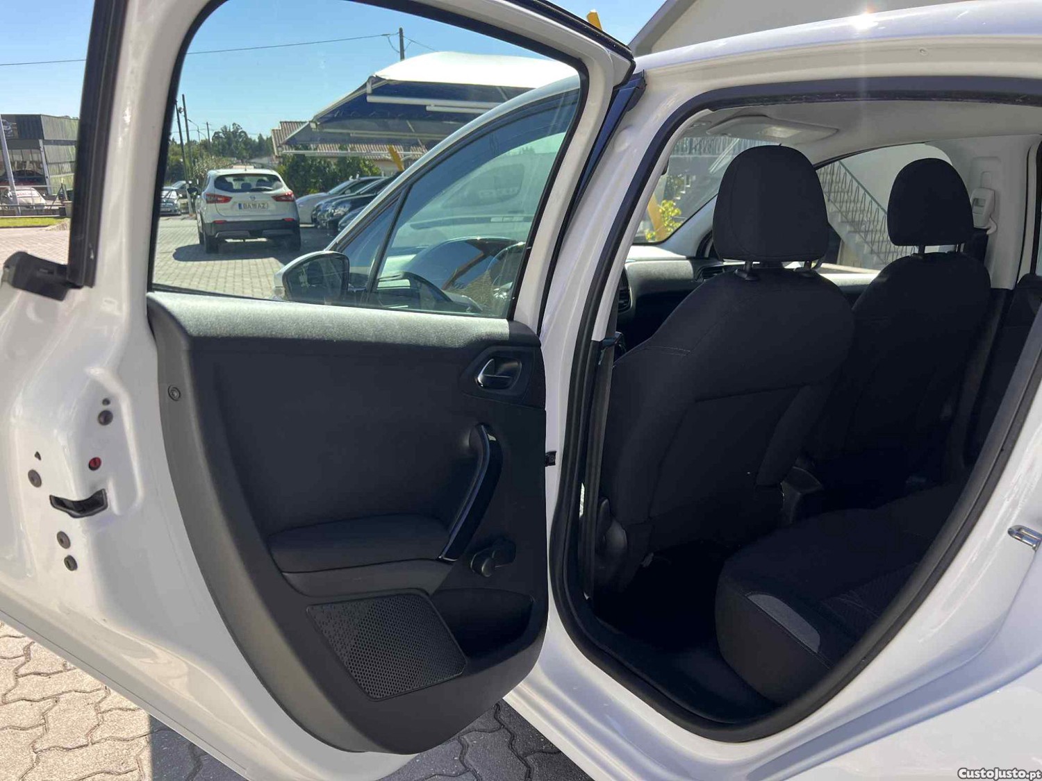 Peugeot 208 1.4 HDI Active — fotografia 3