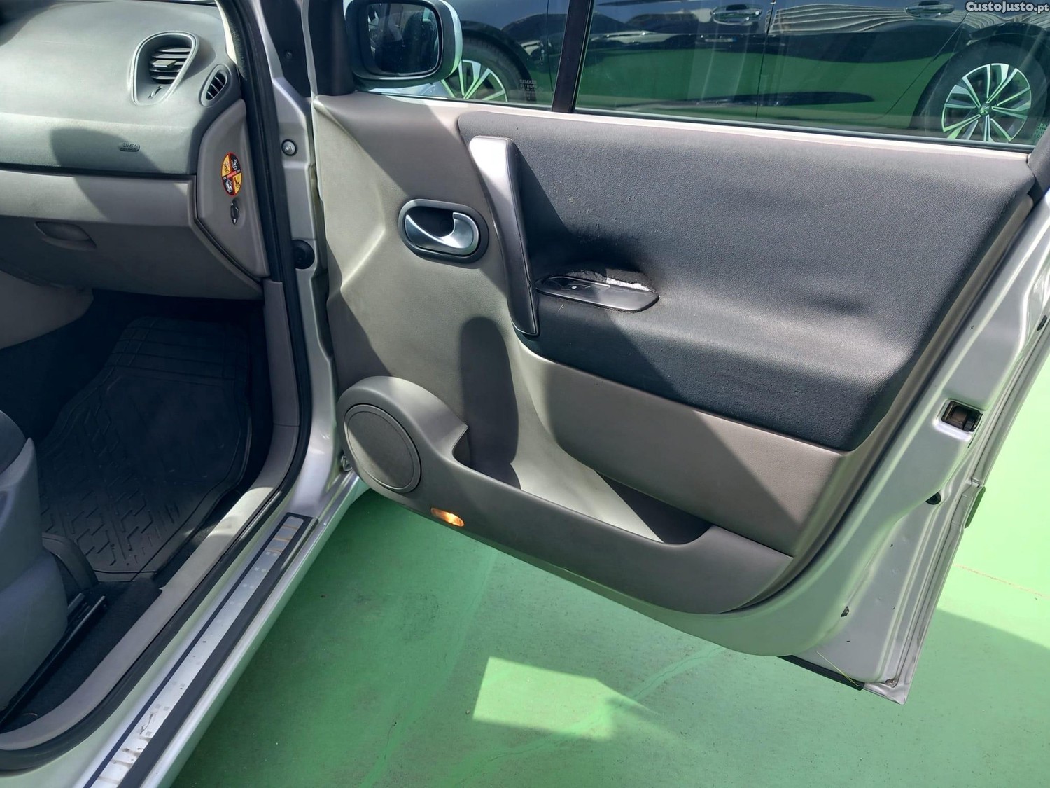 Renault Scénic 1.5 dCi Confort — fotografia 13