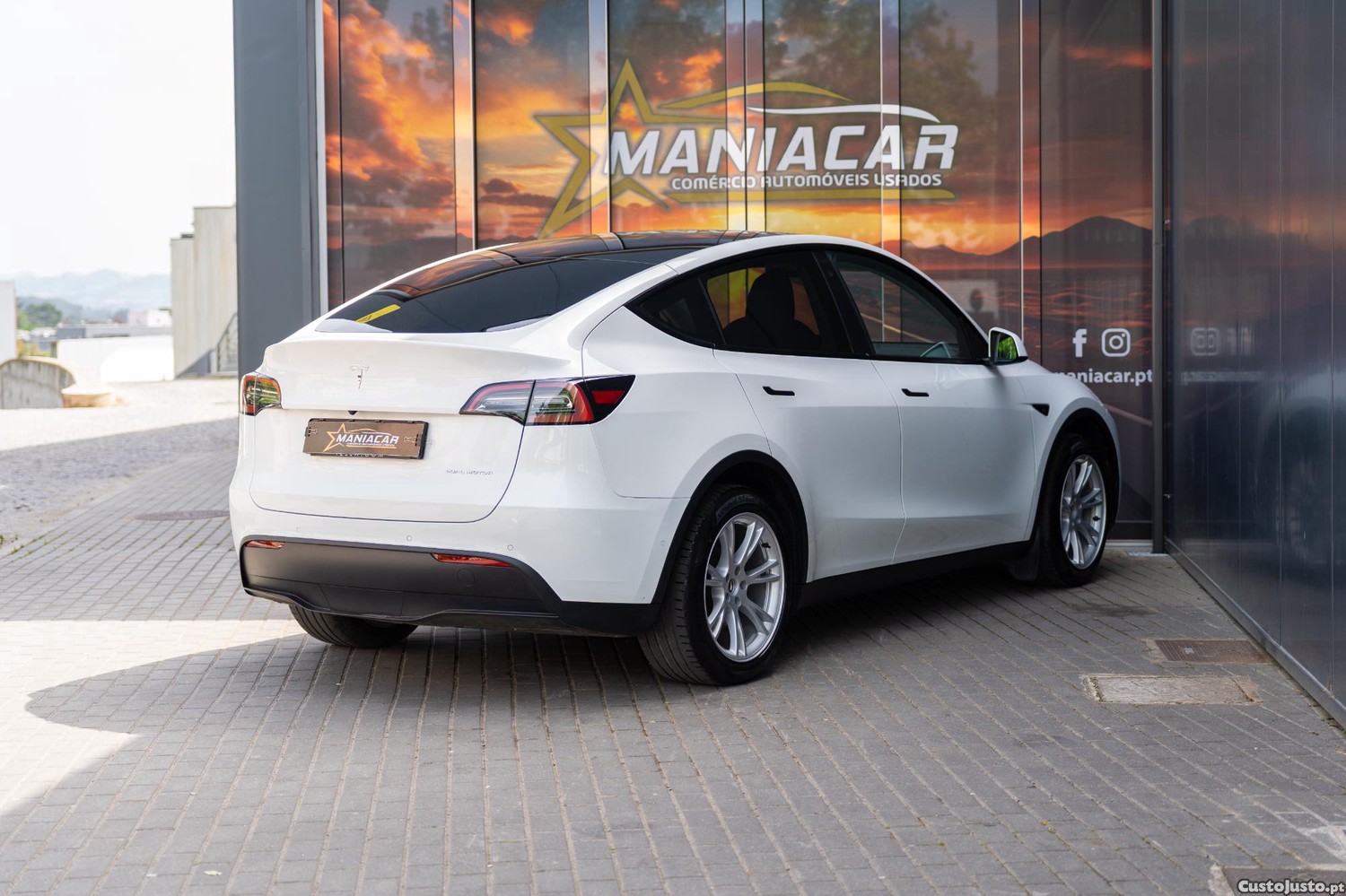 Tesla Model Y Long Range Dual Motor AWD — fotografia 17