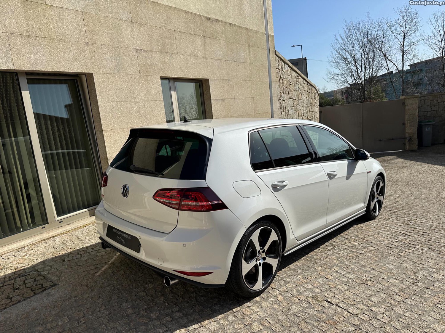 Volkswagen Golf 2.0 TSi GTi — fotografia 9