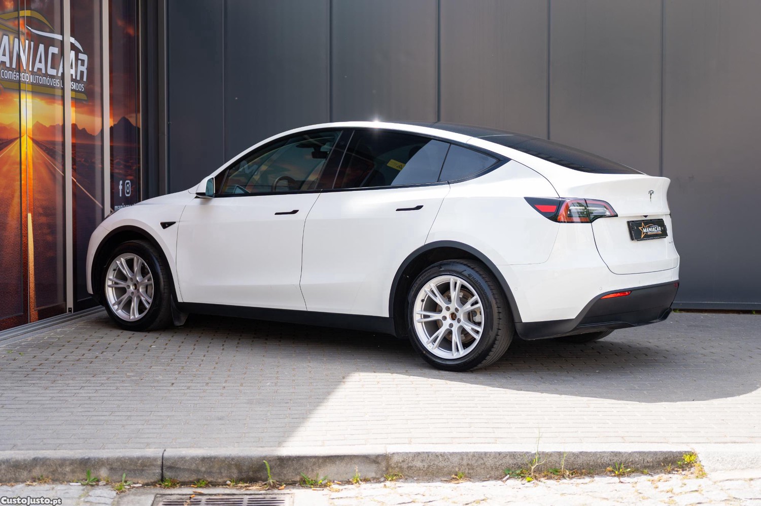 Tesla Model Y Long Range Dual Motor AWD — fotografia 15