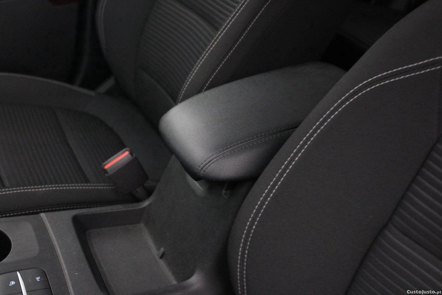 Ford Kuga 2.5 P-HEV TITANIUM (AUTO) — fotografia 9