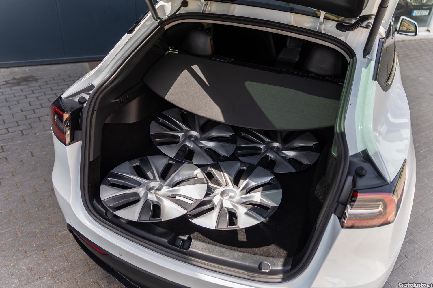 Tesla Model Y Long Range Dual Motor AWD — fotografia 14