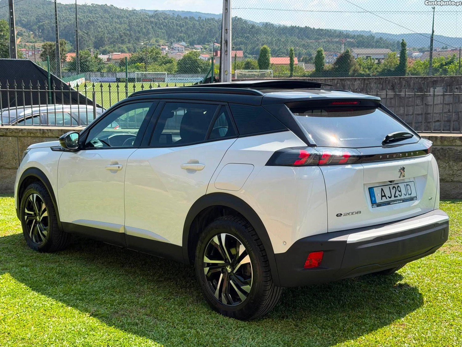 Peugeot e-2008 GT — fotografia 12