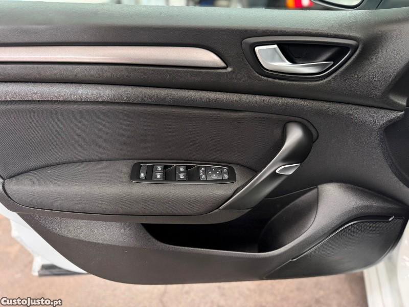 Renault Mégane BLUE dCi 115 EDC INTENS — fotografia 16
