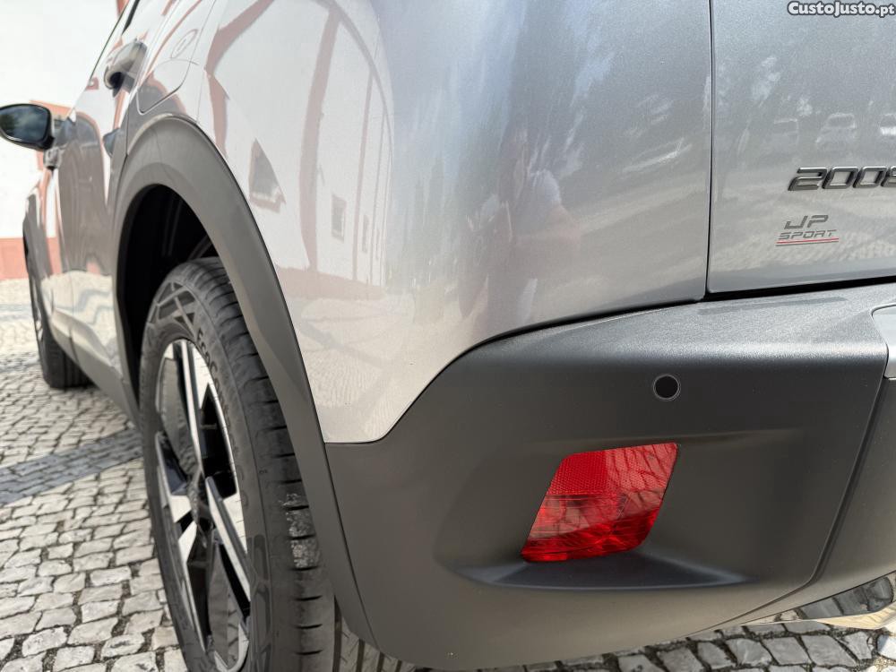 Peugeot 2008 1.2 Hybrid Allure e- — fotografia 10