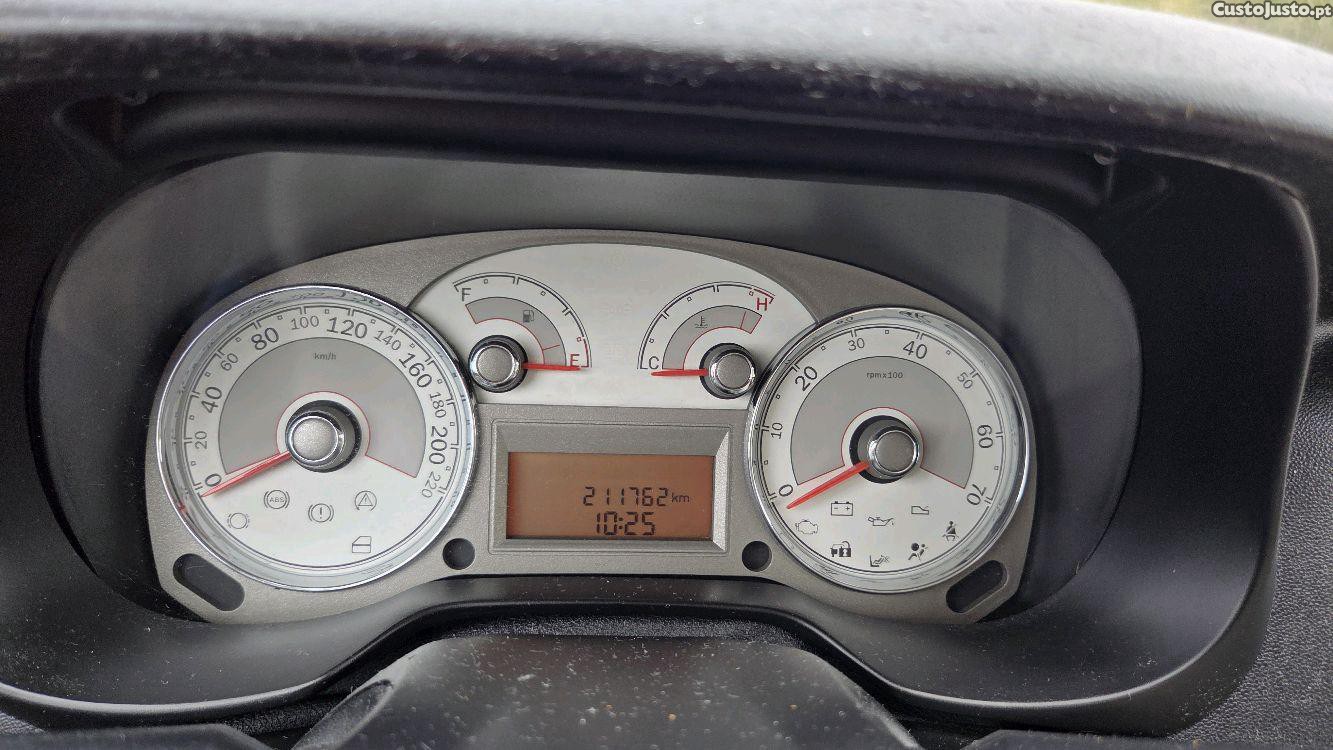 Fiat Linea 1.3 Multijet — fotografia 4