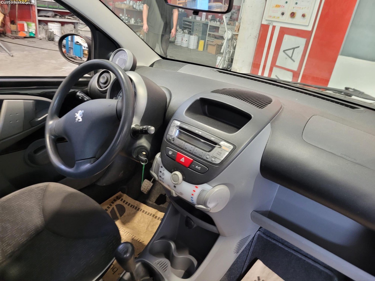 Peugeot 107 1.0 Gasolina - Ar condicionado - 4 Lugares — fotografia 6