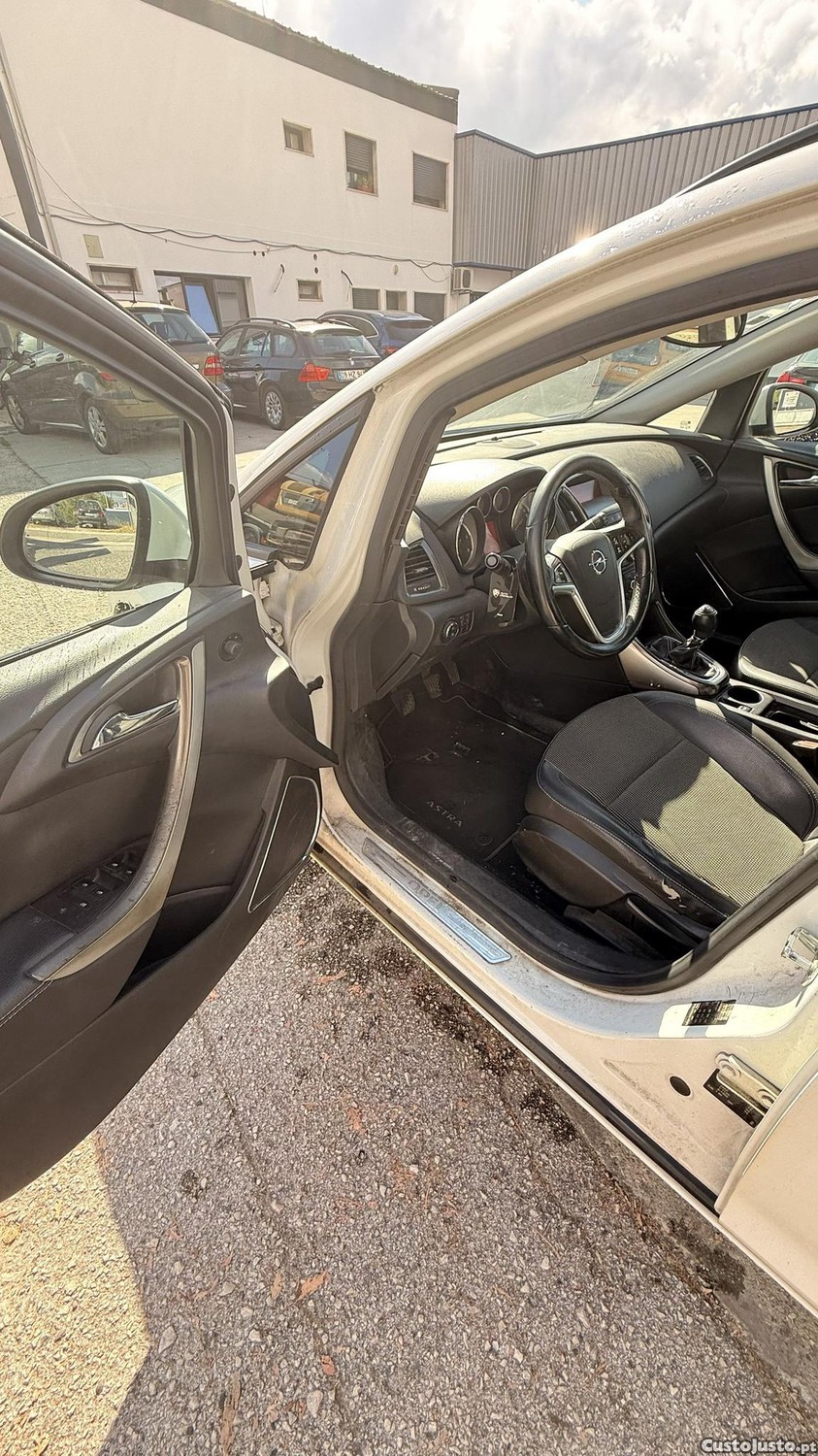 Opel Astra J Sports Tourer 1.7 CDTI de 2011 — fotografia 9