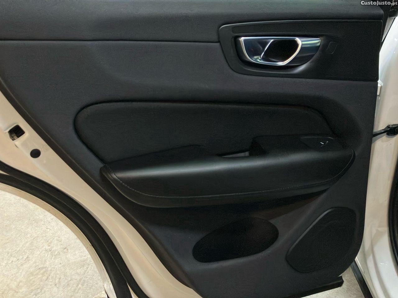 Volvo XC 60 2.0 T8 PHEV Momentum AWD — fotografia 3