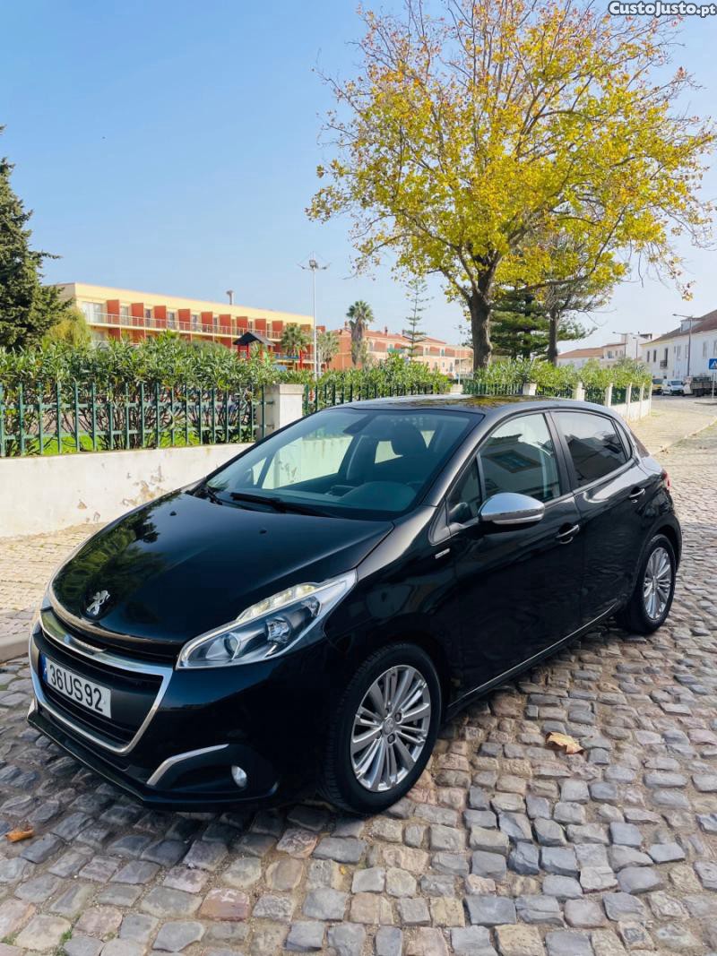 Peugeot 208 1.6 HDI STYLE - 18 foto 2