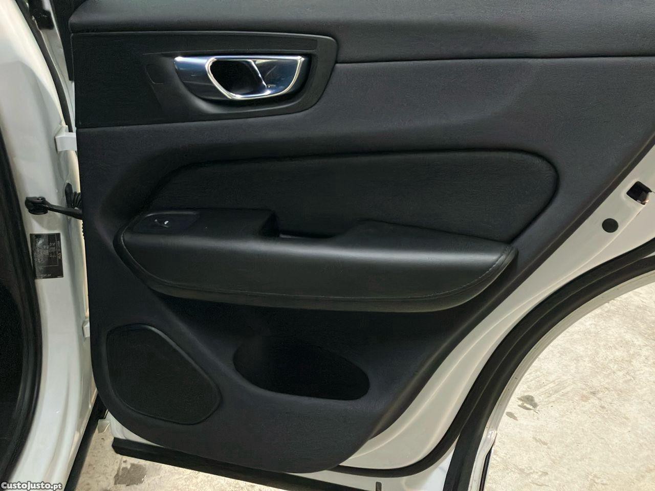 Volvo XC 60 2.0 T8 PHEV Momentum AWD — fotografia 2