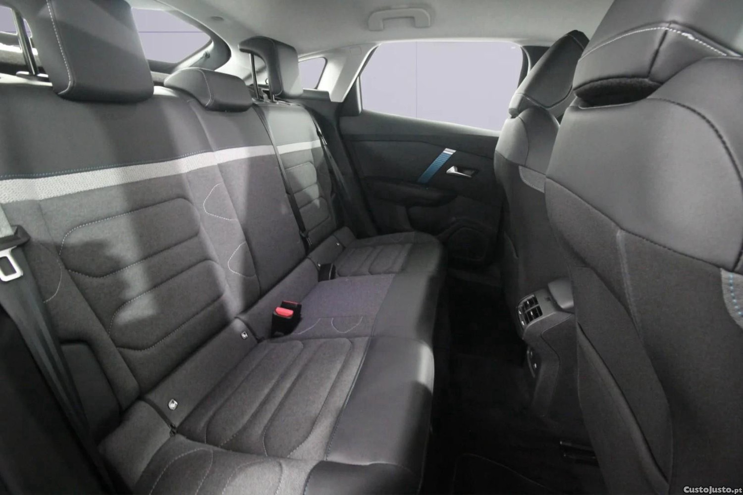 Citroën e-C4 50 kWh Shine — fotografia 3