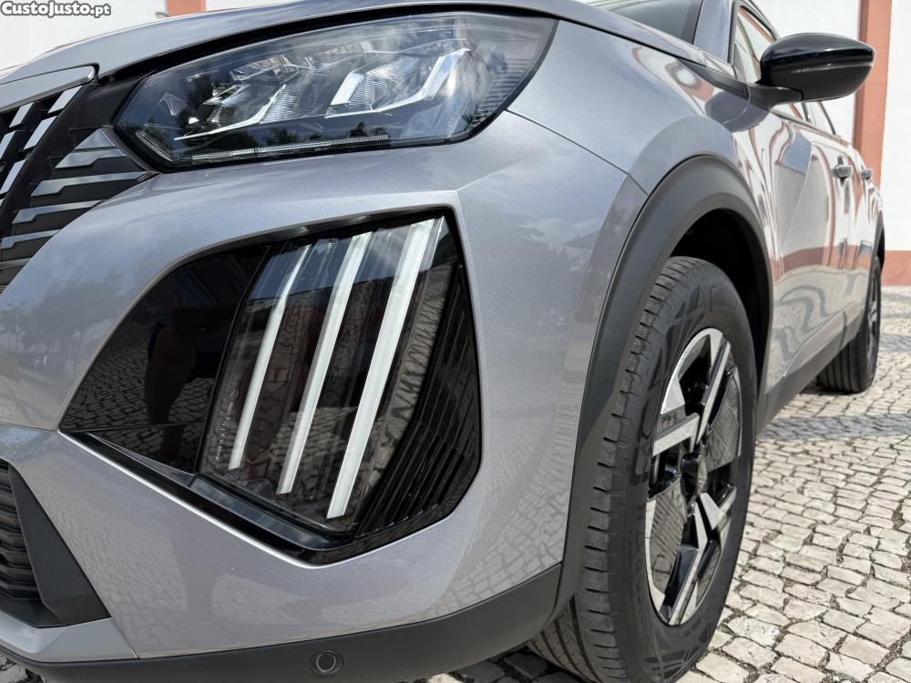 Peugeot 2008 1.2 Hybrid Allure e- — fotografia 13