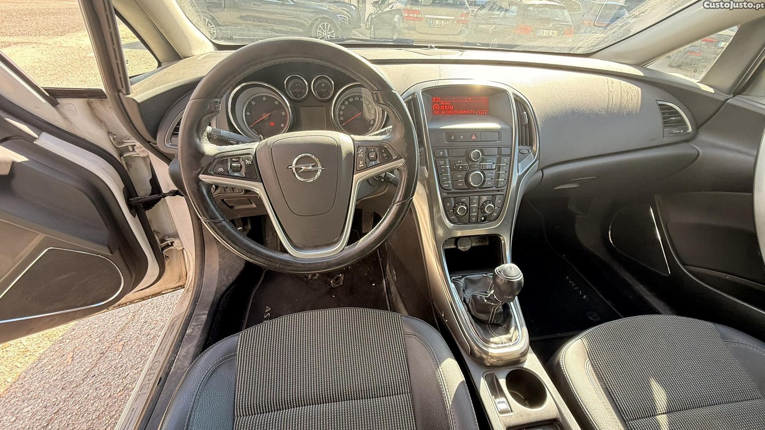 Opel Astra J Sports Tourer 1.7 CDTI de 2011 — fotografia 5