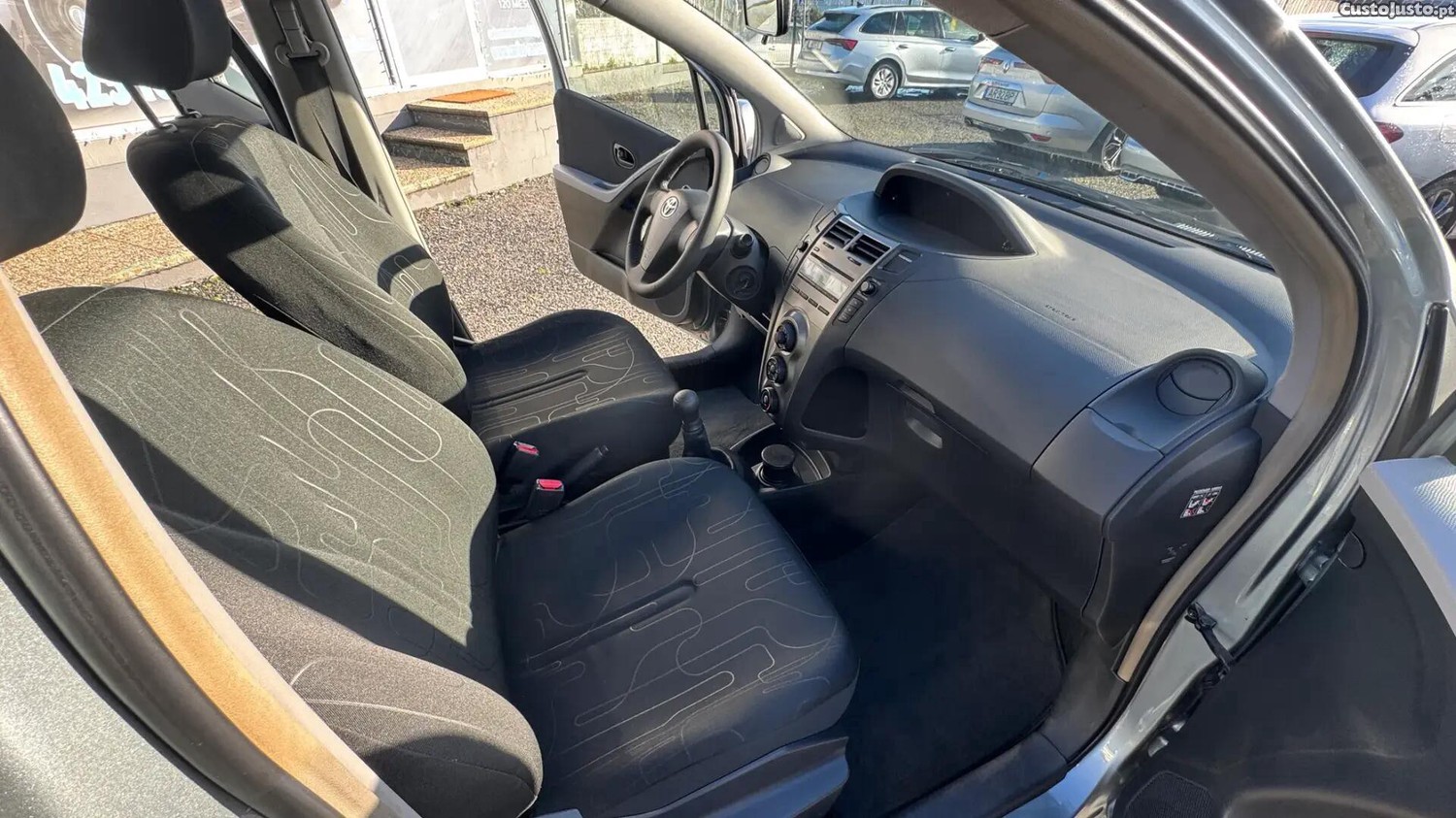 Toyota Yaris 1.0 VVT-i Comfort+AC — fotografia 12
