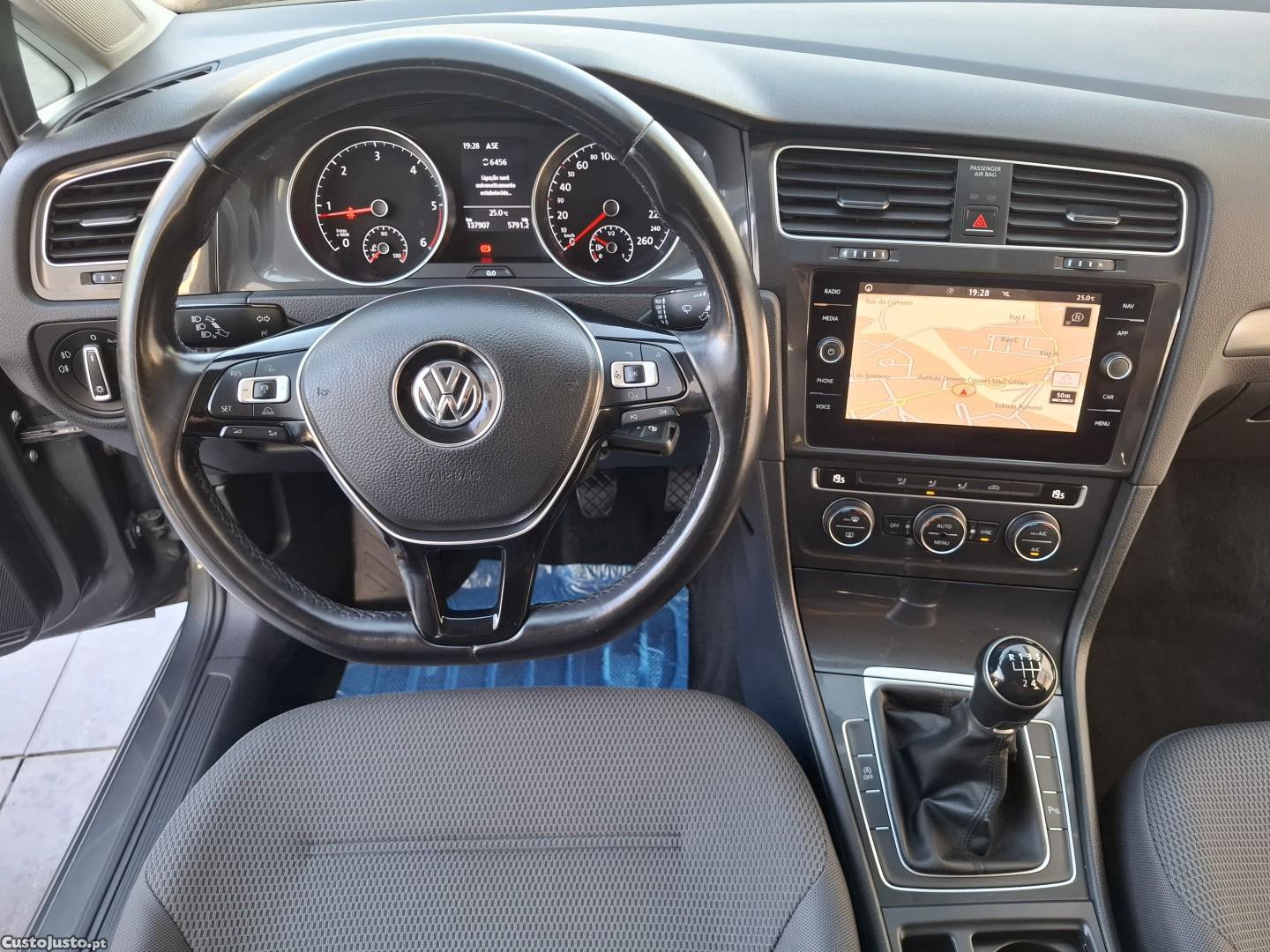 Volkswagen Golf 1.6 TDi Confortline — fotografia 9