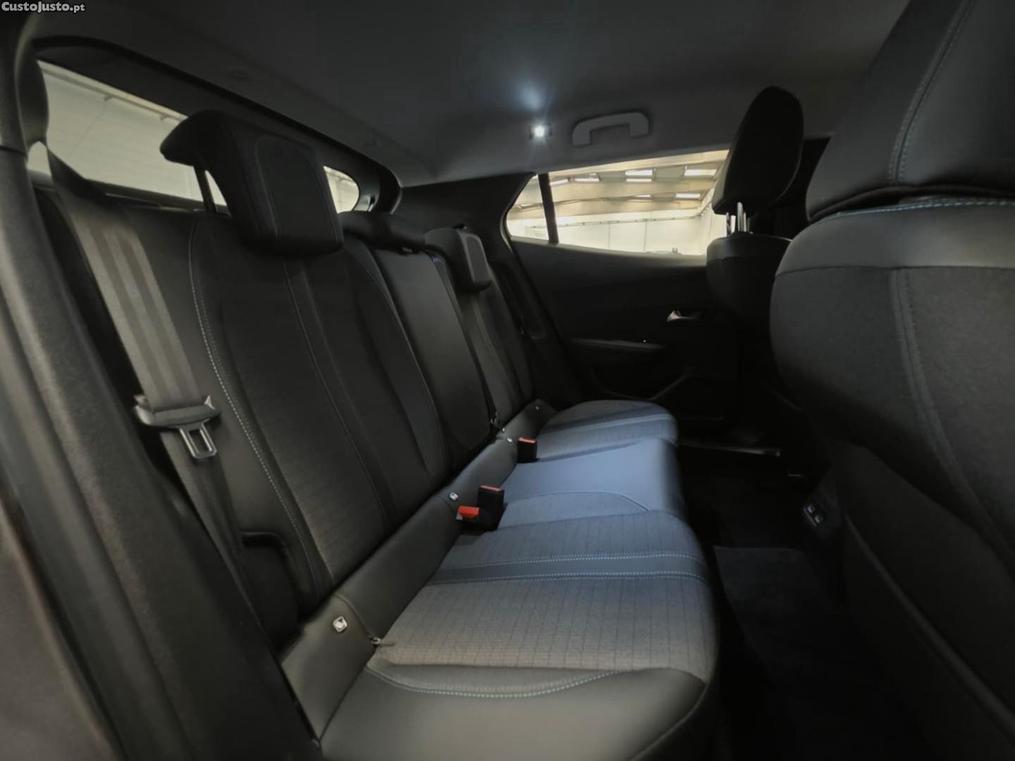 Peugeot 2008 PureTech 100 Allure — fotografia 5