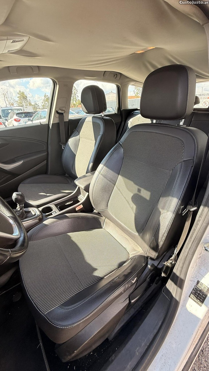 Opel Astra J Sports Tourer 1.7 CDTI de 2011 — fotografia 8