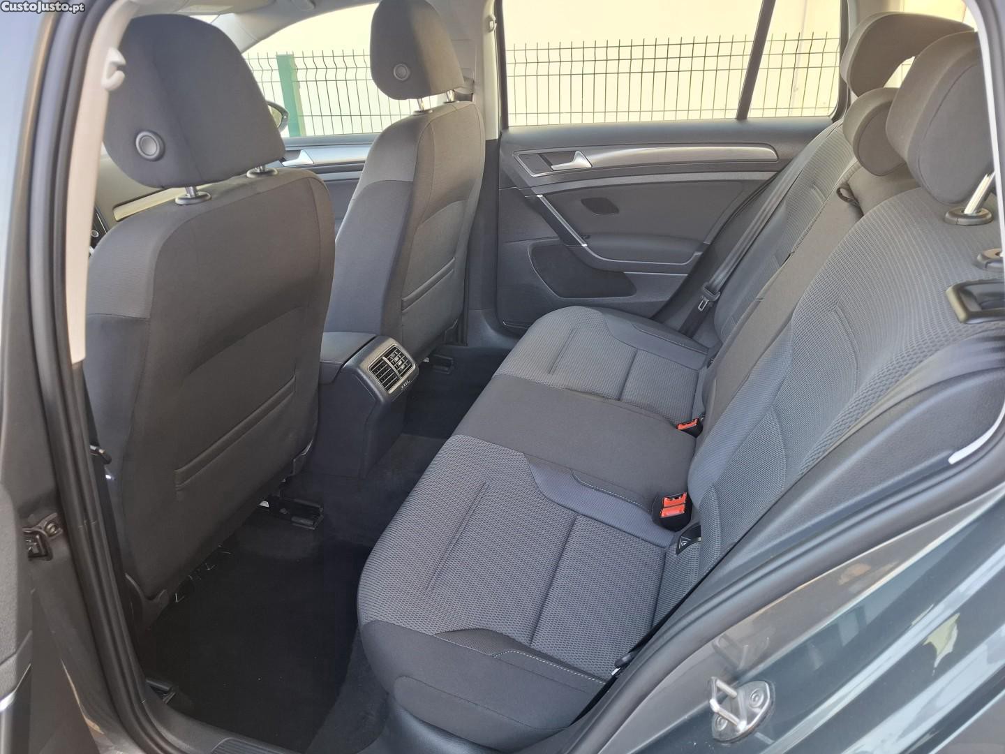 Volkswagen Golf 1.6 TDi Confortline — fotografia 13
