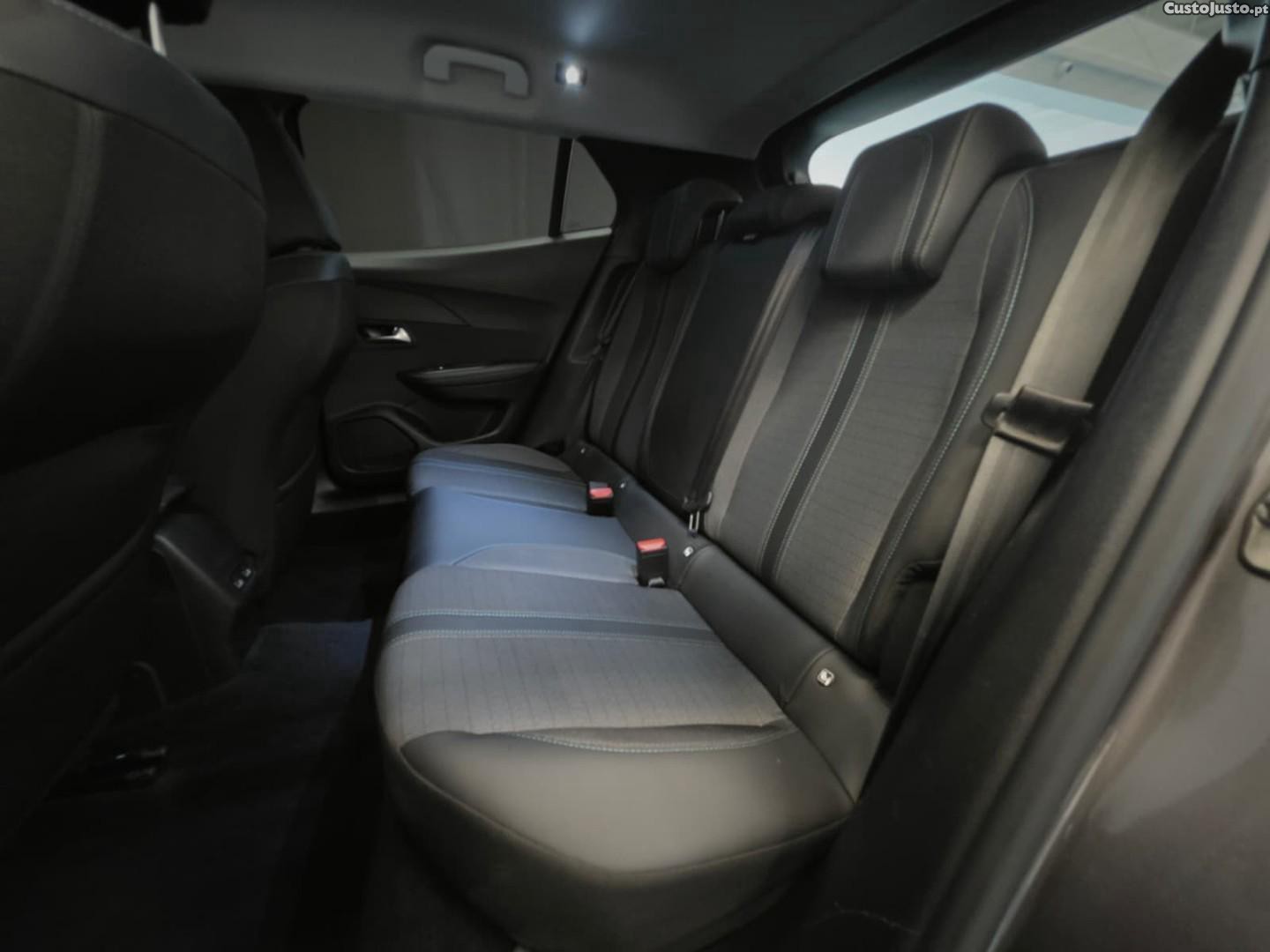 Peugeot 2008 PureTech 100 Allure — fotografia 3