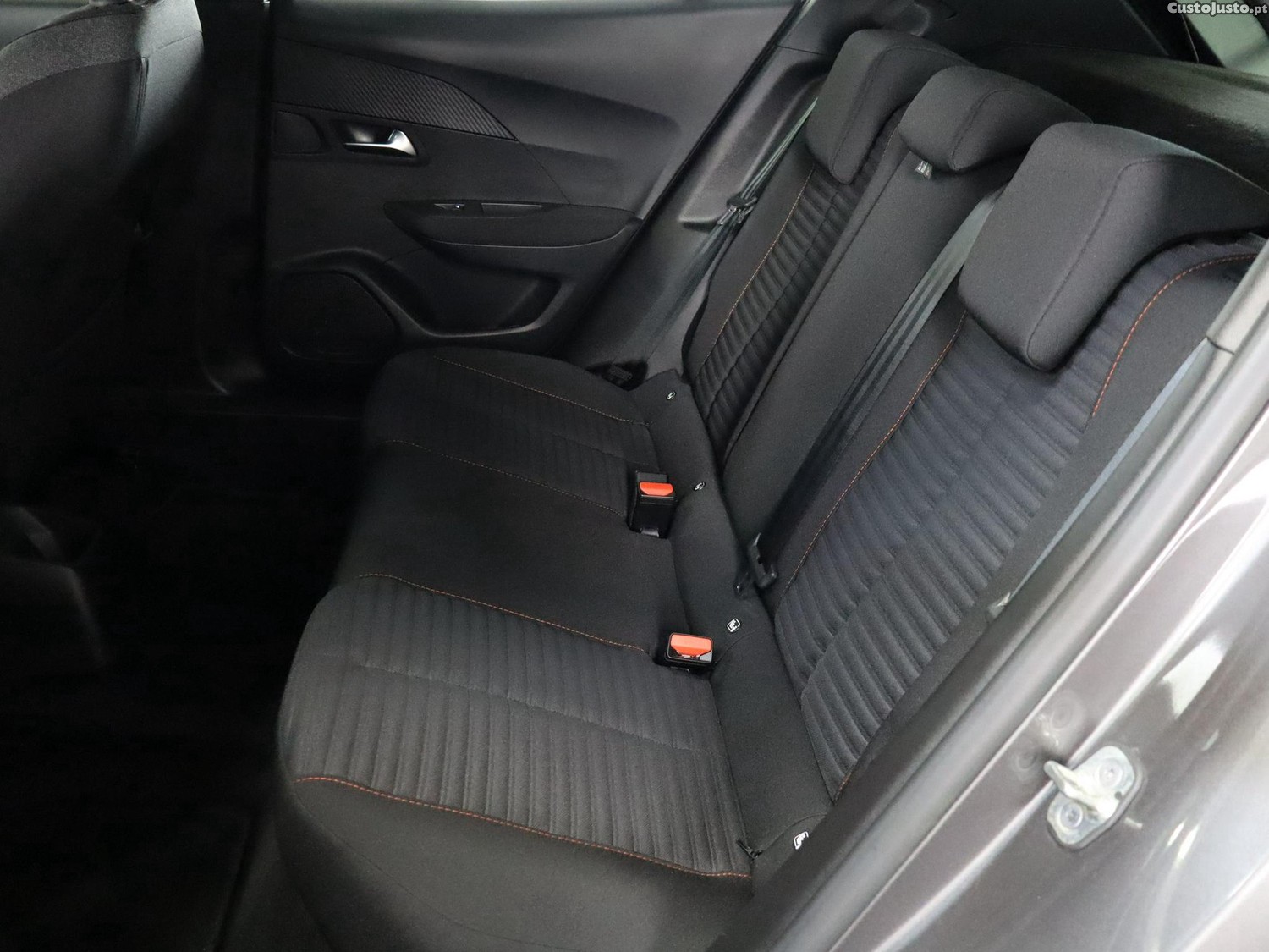 Peugeot 2008 1.2 PureTech Active — fotografia 11