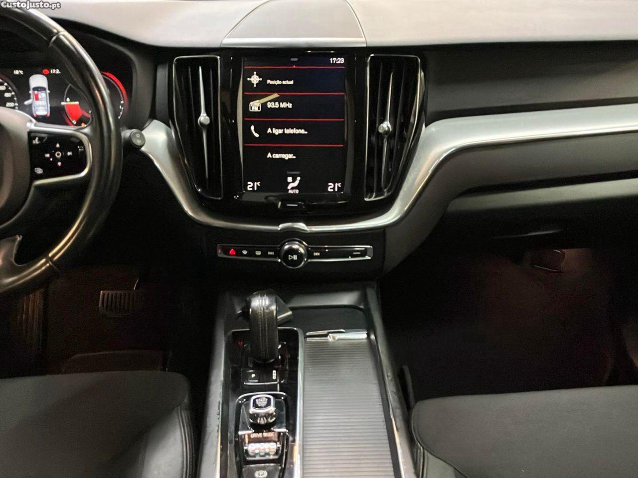 Volvo XC 60 2.0 T8 PHEV Momentum AWD — fotografia 17