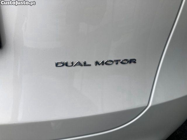 Tesla Model Y Long Range Dual Moto — fotografia 22