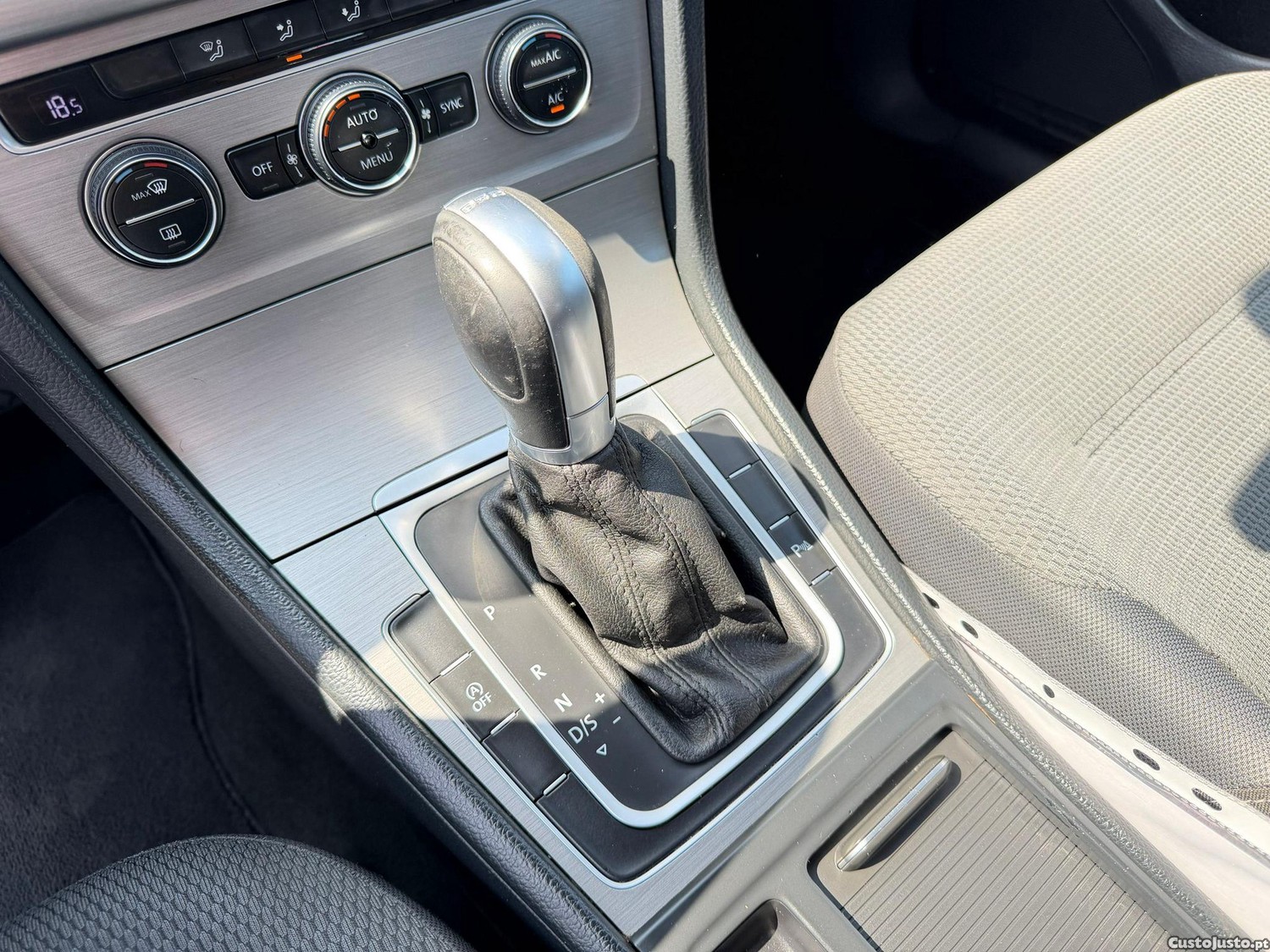 Volkswagen Golf Variant 1.6 TDi Confortline DSG — fotografia 10