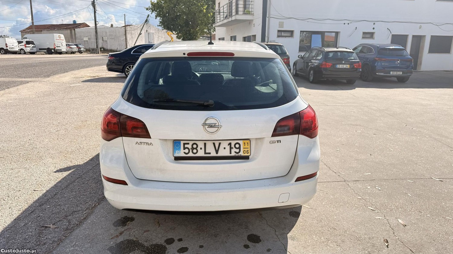 Opel Astra J Sports Tourer 1.7 CDTI de 2011 — fotografia 14