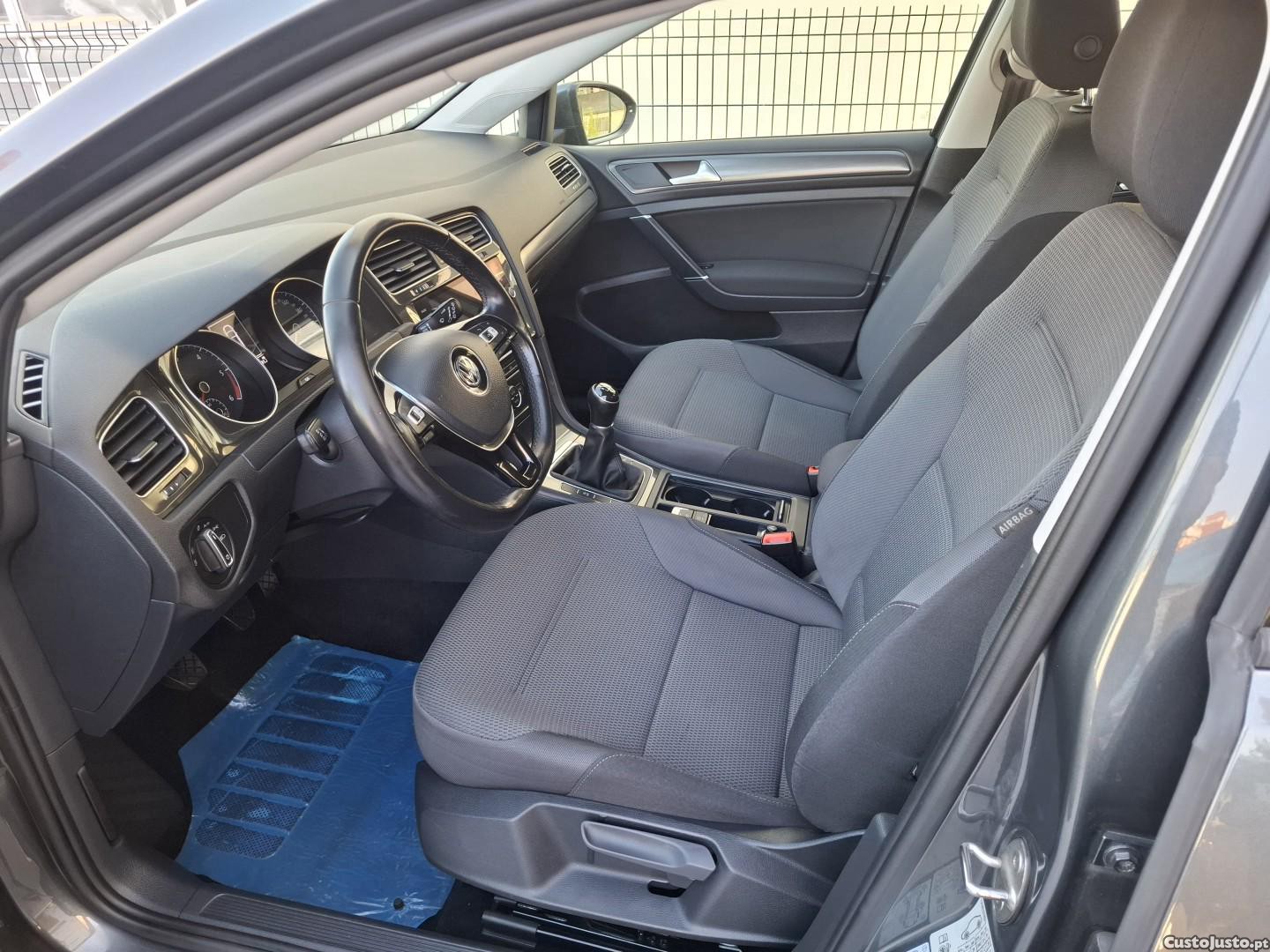 Volkswagen Golf 1.6 TDi Confortline — fotografia 14