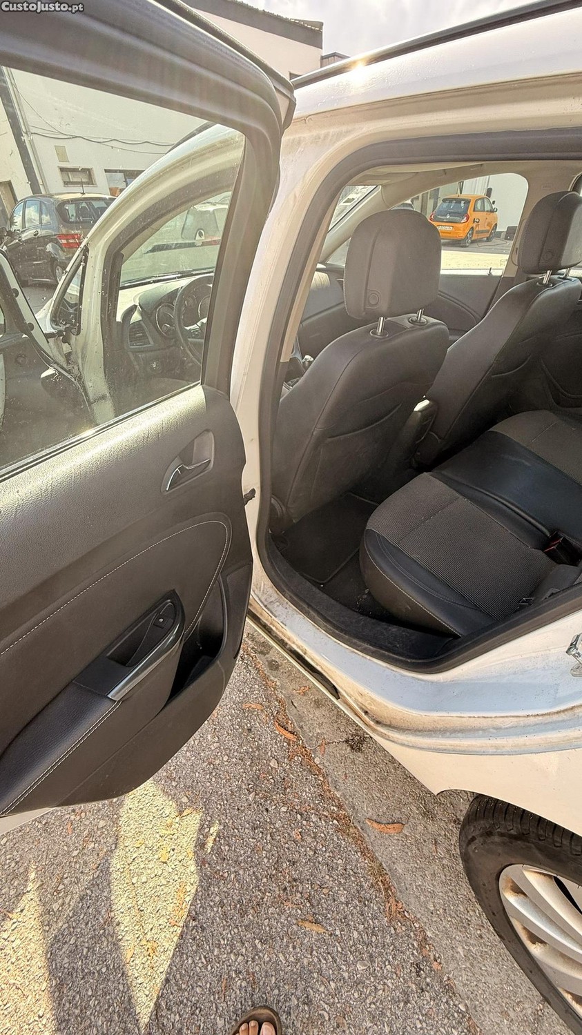 Opel Astra J Sports Tourer 1.7 CDTI de 2011 — fotografia 3