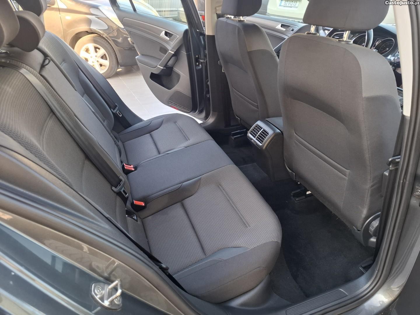 Volkswagen Golf 1.6 TDi Confortline — fotografia 12