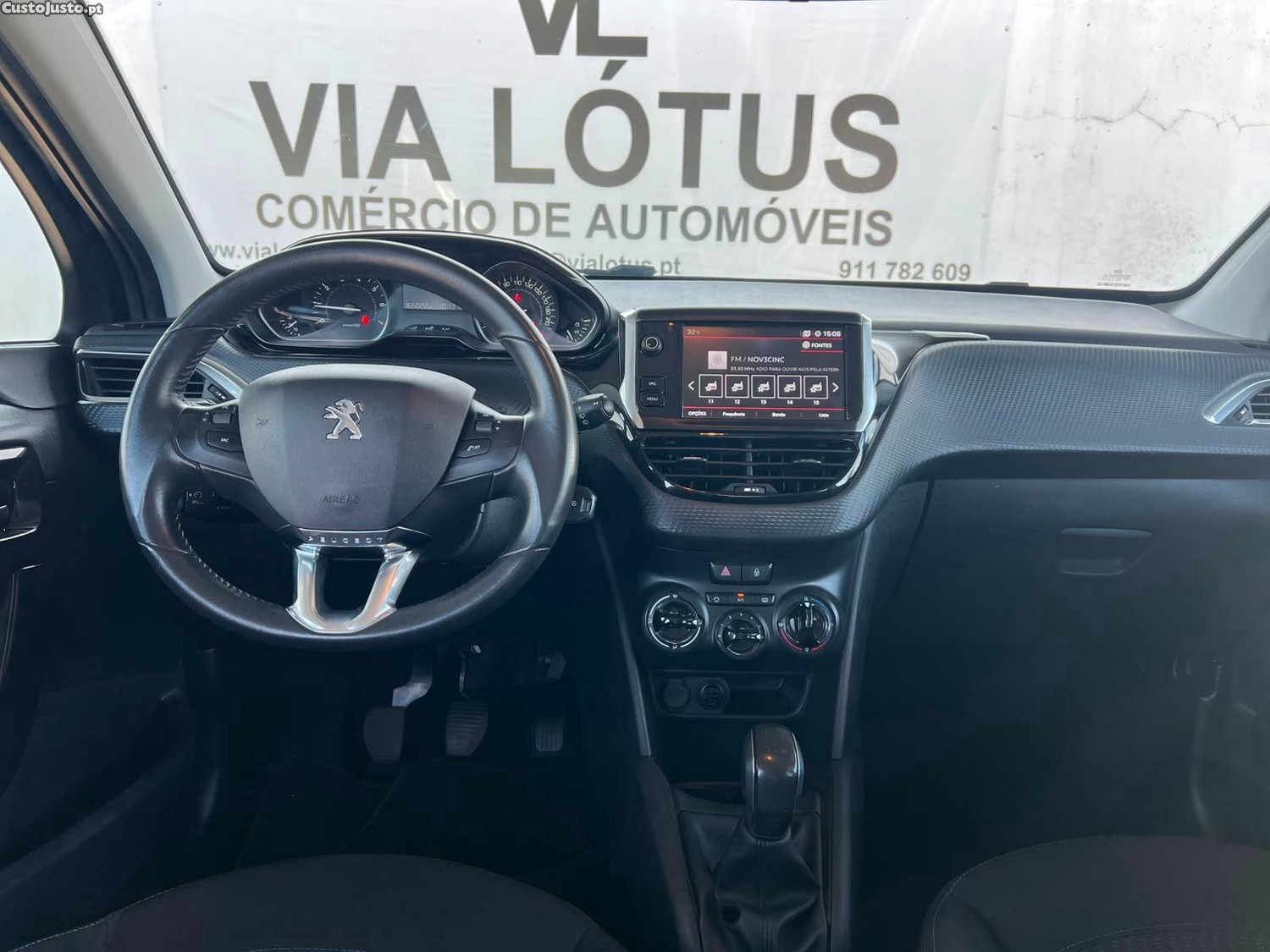 Peugeot 208 1.2 PURE TECH — fotografia 8