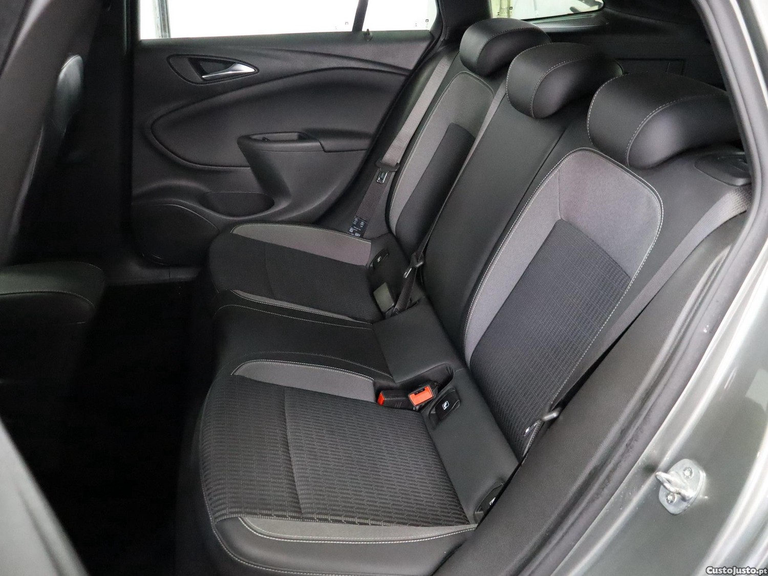Opel Astra Sports Tourer 1.5 D Design & Tech Aut. S/S — fotografia 9