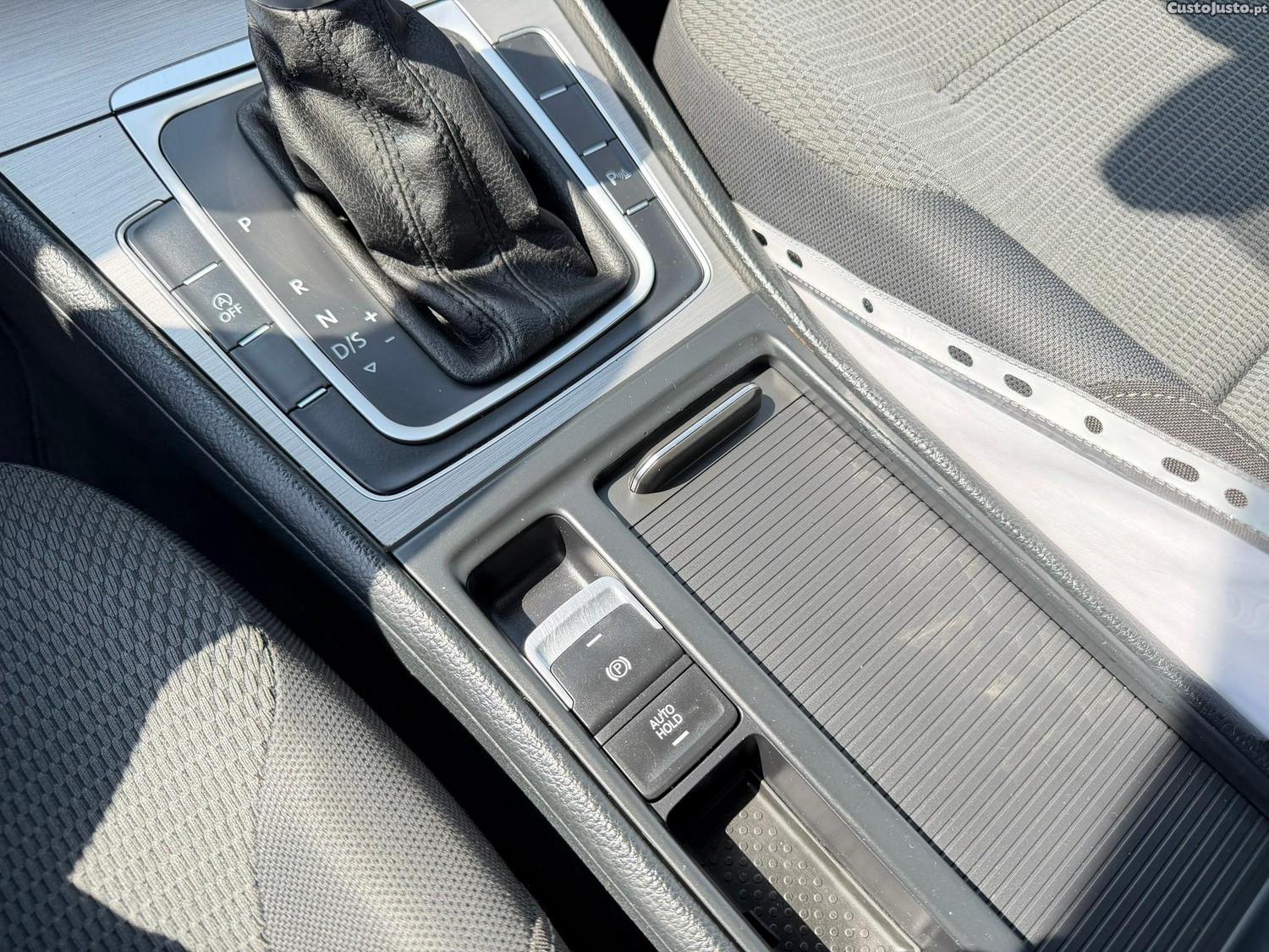 Volkswagen Golf Variant 1.6 TDi Confortline DSG — fotografia 9