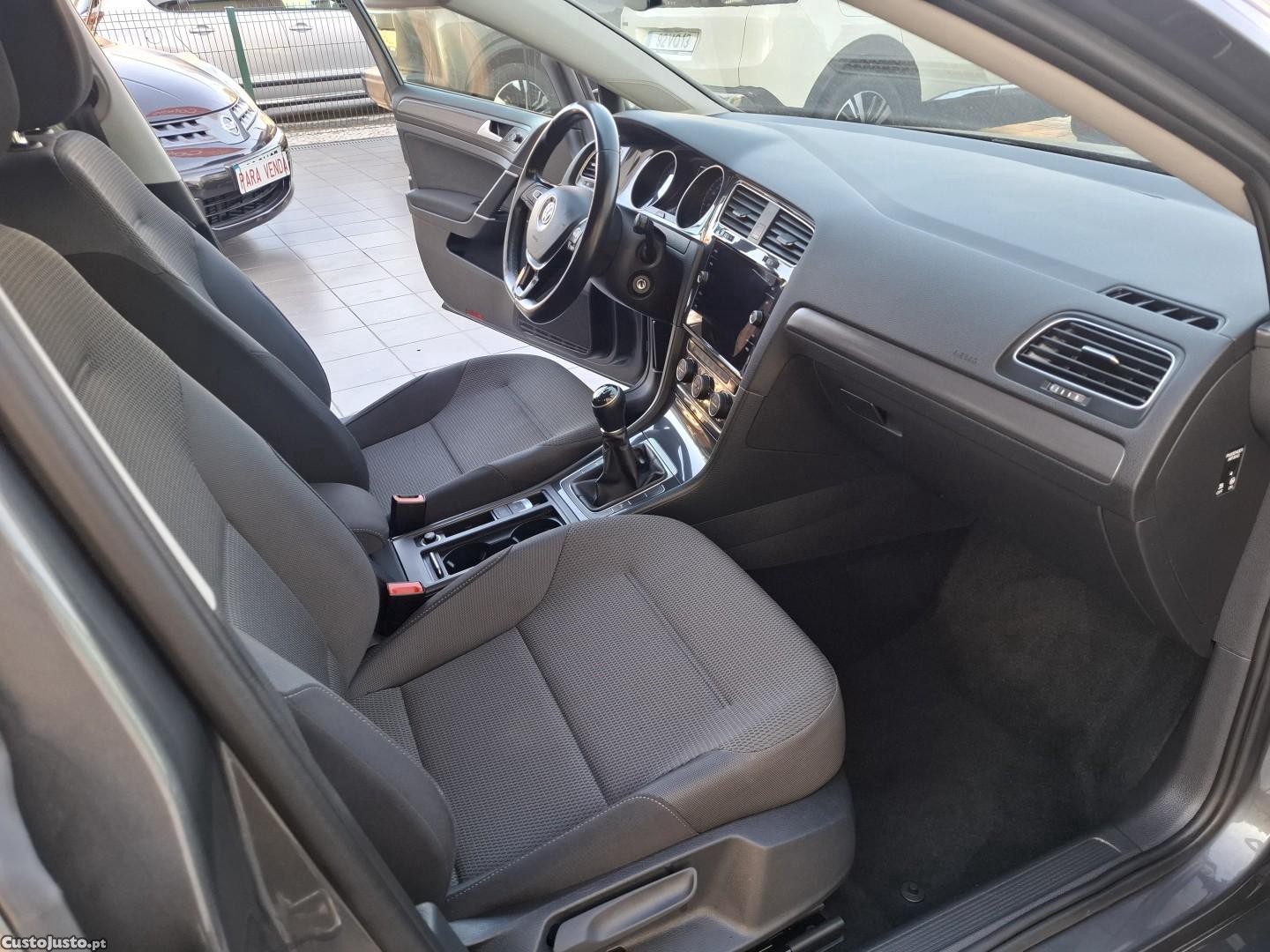 Volkswagen Golf 1.6 TDi Confortline — fotografia 11