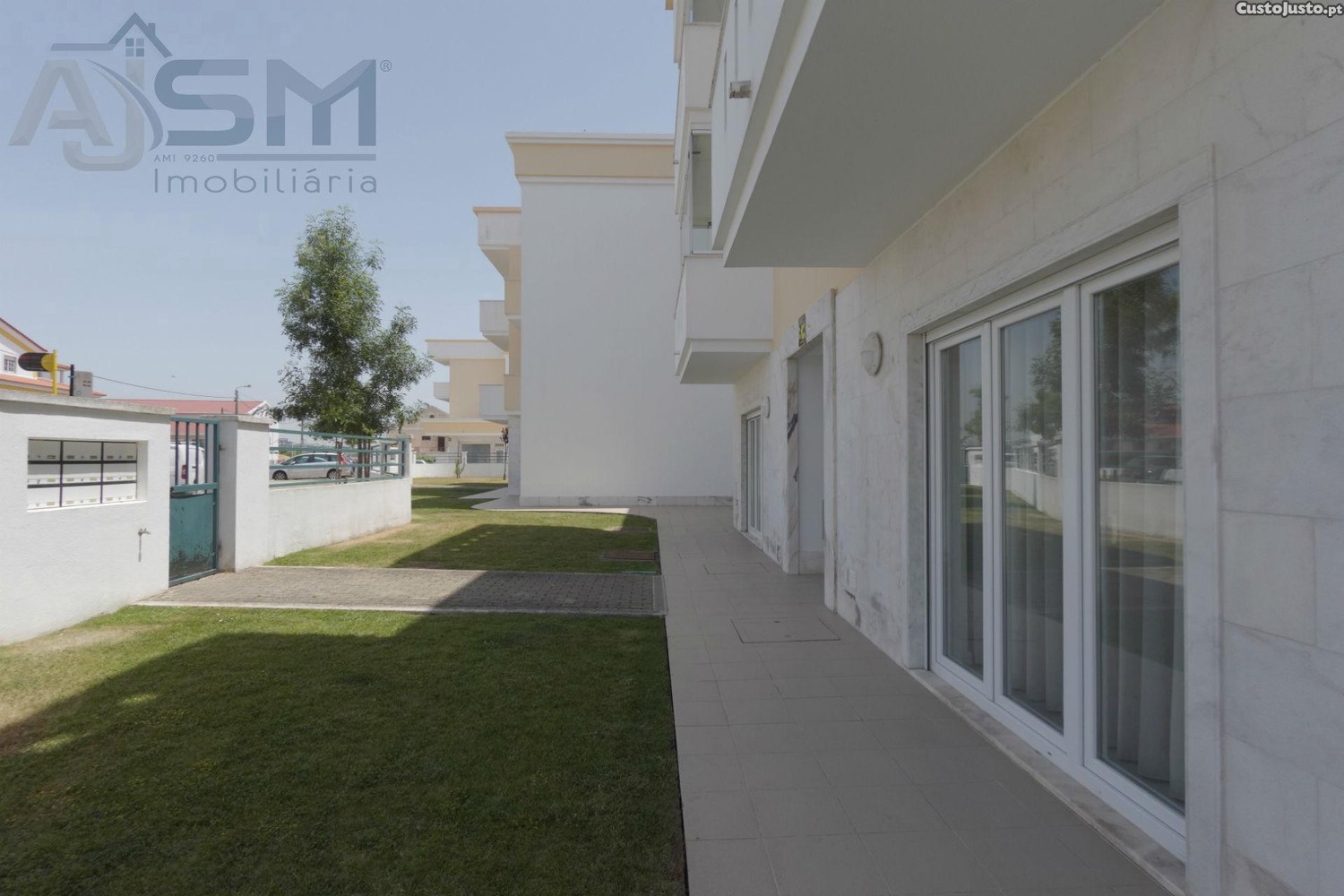Apartamento T2 Com Suíte E Garagem Box Para Duas Viaturas Em Condomínio, Lisboa, Cascais