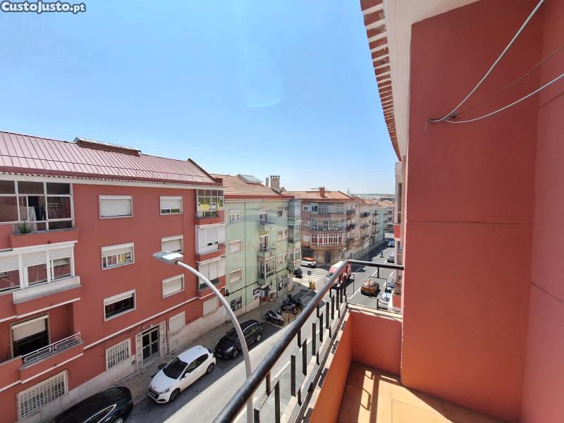 T2 Mina, Perto Do Centro, Com Varandas