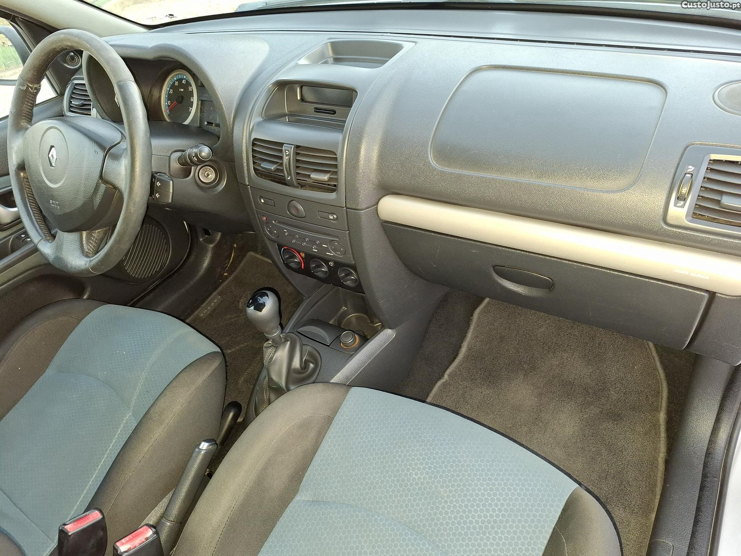 Renault Clio 1.2i AC — fotografia 10