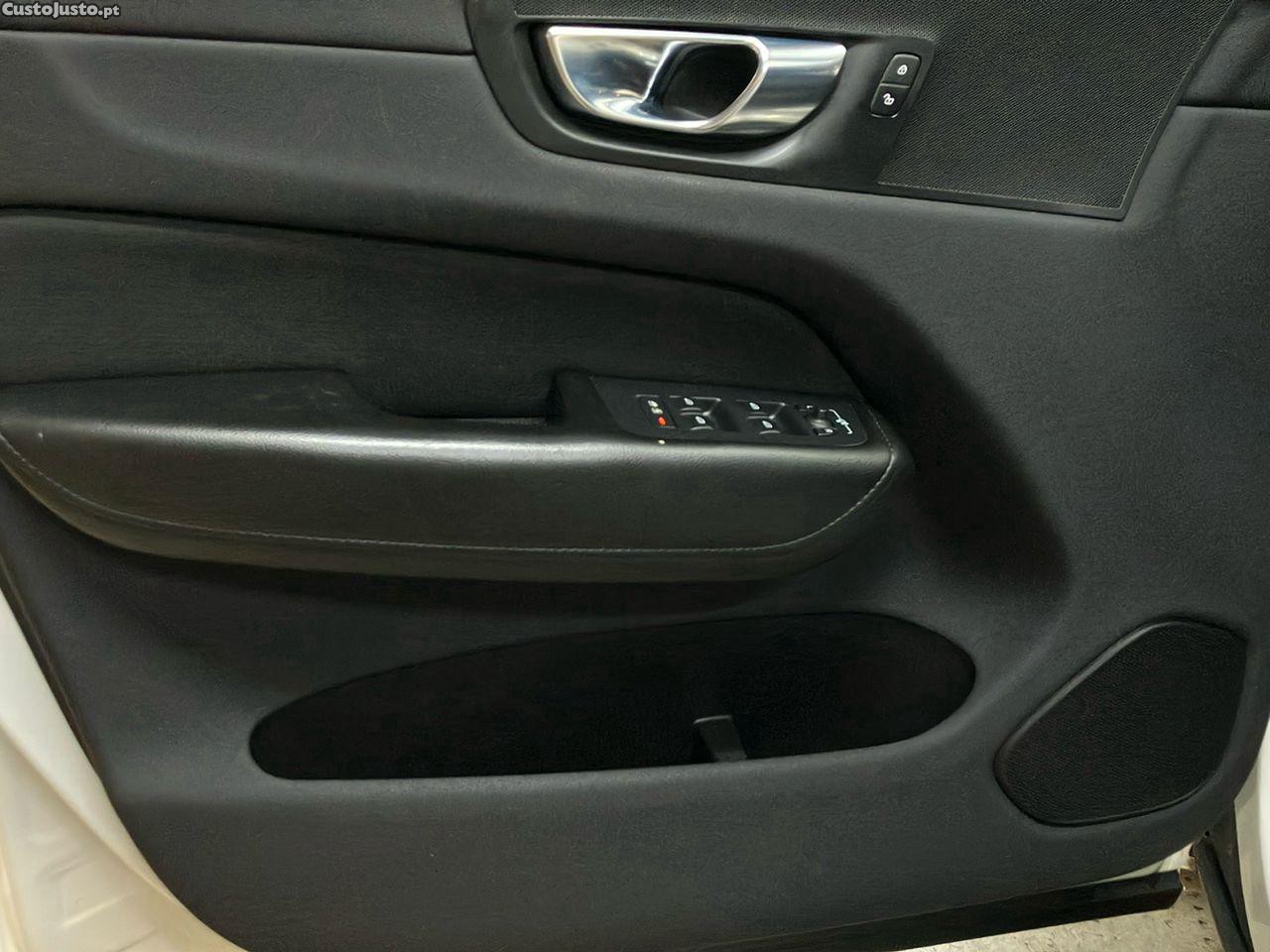 Volvo XC 60 2.0 T8 PHEV Momentum AWD — fotografia 4