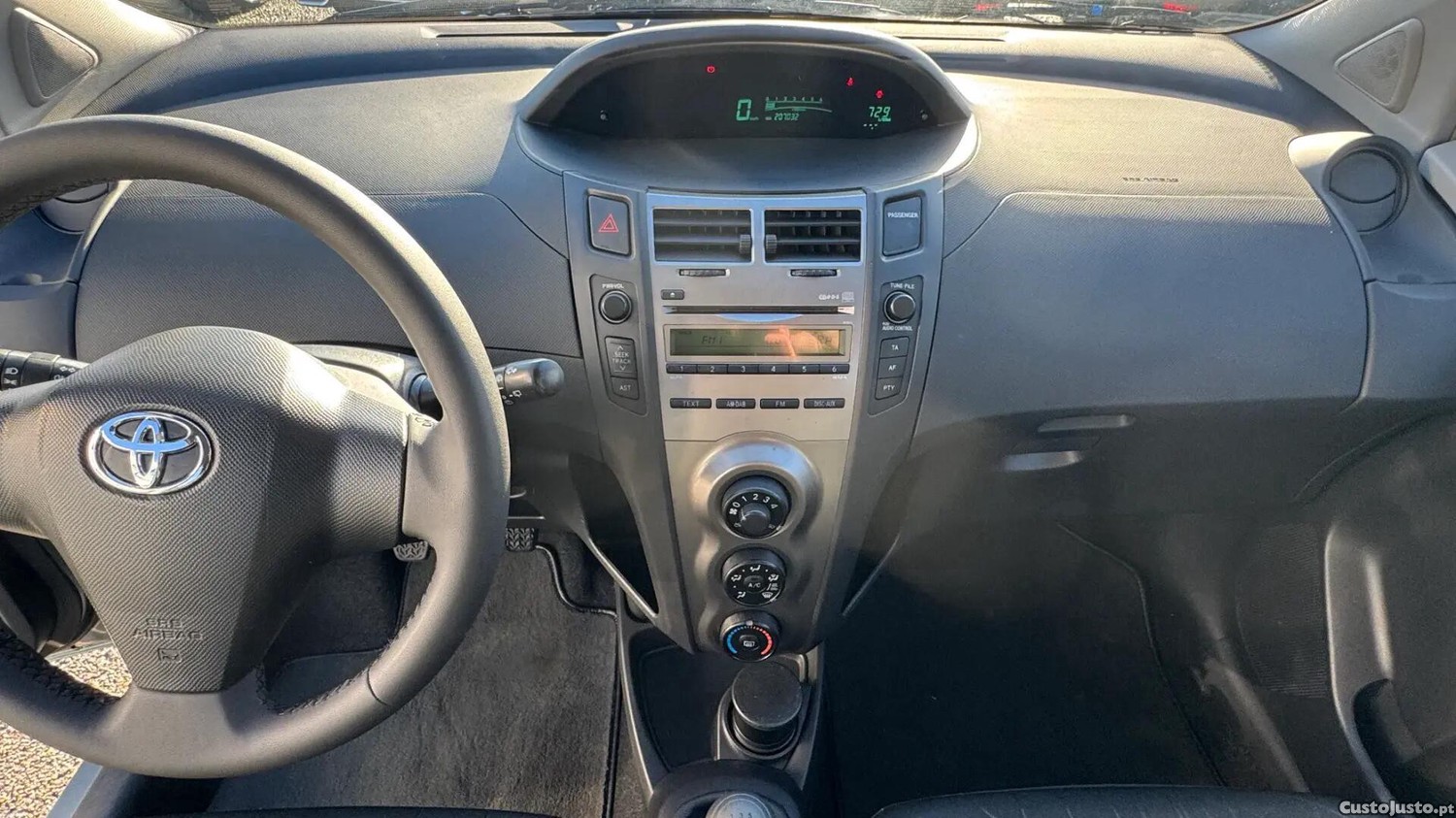 Toyota Yaris 1.0 VVT-i Comfort+AC — fotografia 4