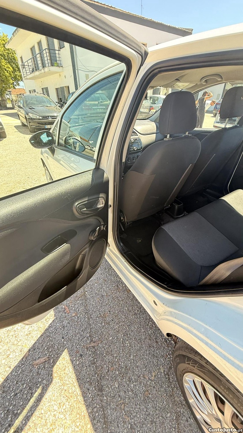 Fiat Punto 1.3 D Multijet de 2016 — fotografia 3