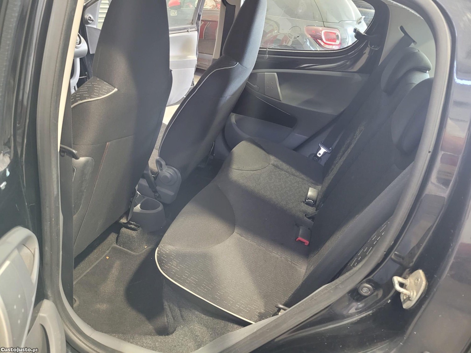 Peugeot 107 1.0 Gasolina - Ar condicionado - 4 Lugares — fotografia 4