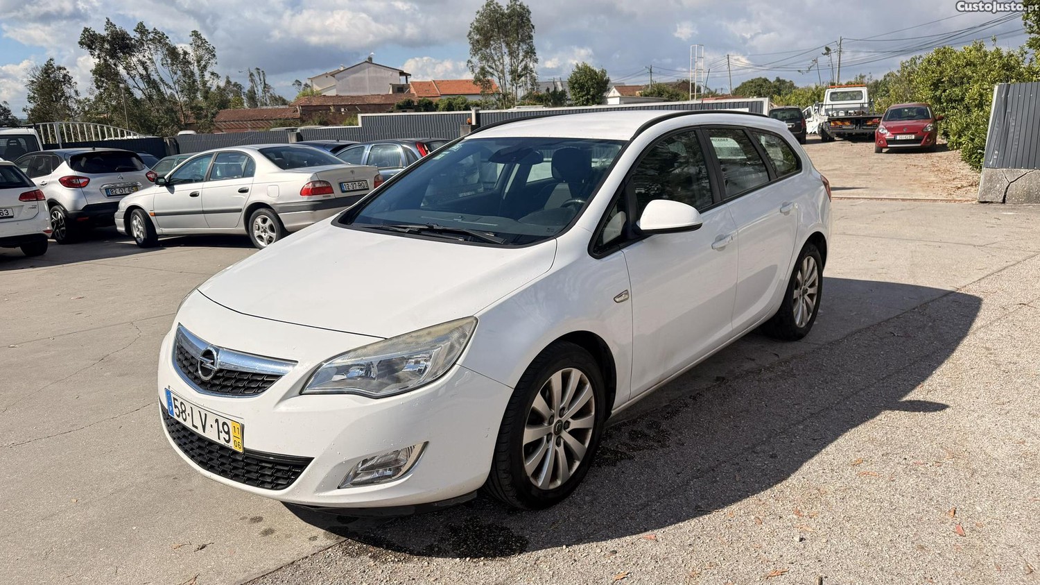 Opel Astra J Sports Tourer 1.7 CDTI de 2011 — fotografia 15