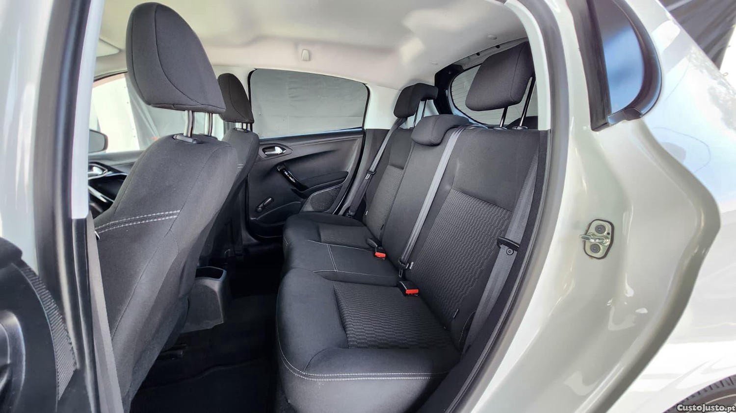 Peugeot 208 1.4 hdi — fotografia 2