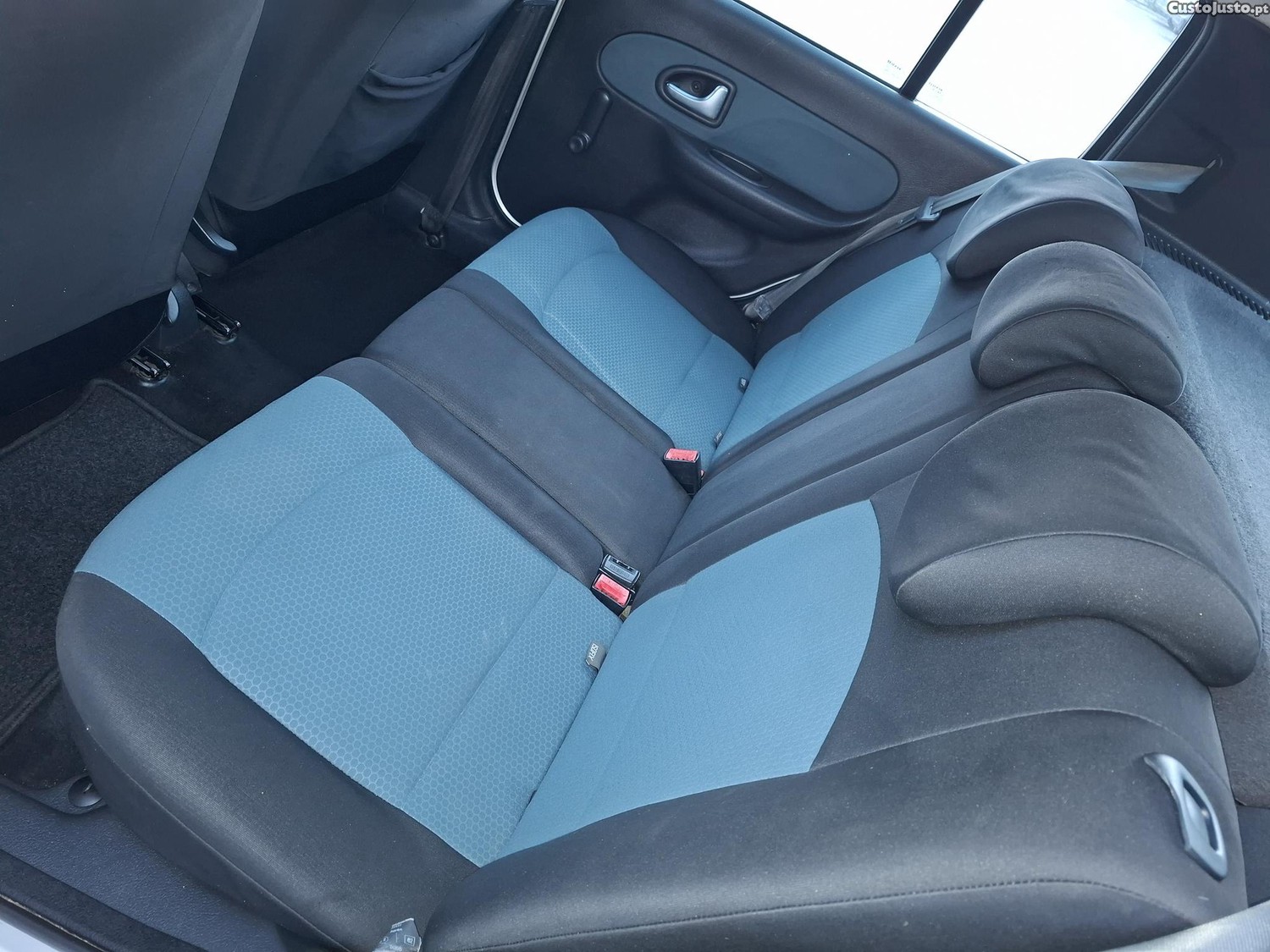 Renault Clio 1.2i AC — fotografia 12